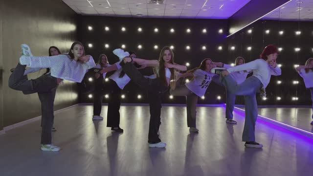 К-поп Cover dance. Танцы в Белгороде. Обучение с нуля. Школа танцев Dance Life смотреть онлайн