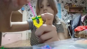 я сплела грушу из резинок без станка из зелёного цвета