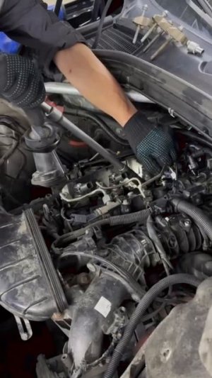 BMW Х3 2.0 дизель. Извлечение топливных форсунок для замены клапанной крышки