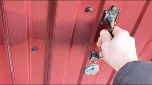 Хитрая система свой-чужой пускает без ключа. Открывание двери с секретом !!!