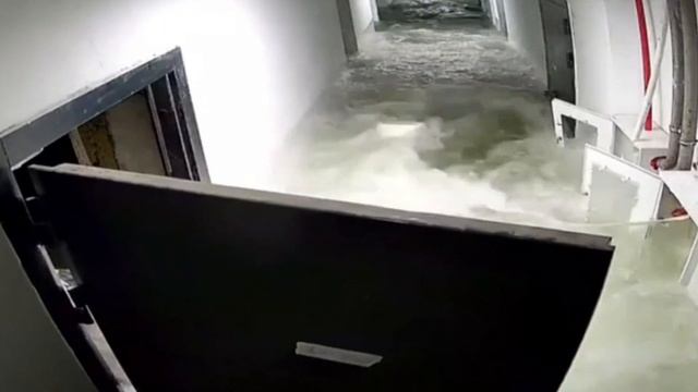 «Титаник» по-хабаровски: мощный поток воды вырвал металлическую дверь и затопил подземный паркинг смотреть онлайн