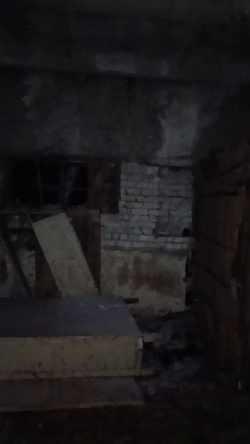 Заряжаем пистолет ПМ пневматический на калоритной заброшке подземного сооружения смотреть онлайн