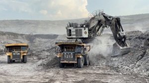 Огромный монстр землеройных технологий — экскаватор Liebherr R 9350 вступает в бой против массивных