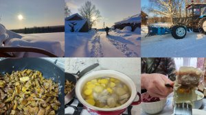 Убираем снег ,обед ,трактор,повесили ящик на кухню.