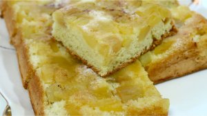 Классический домашний десерт -шарлотка с яблоками.