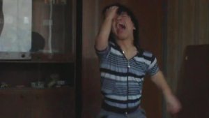 карлик танцует и поёт