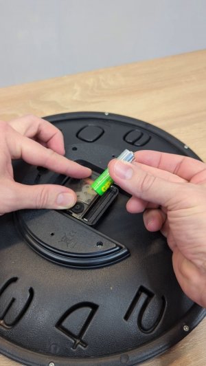 Одинокий мастер по ремонту часов поделился хитростью! Как поменять батарейку в часах