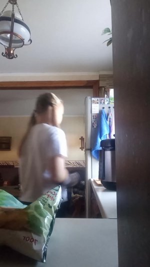 пришла со школы, жарю картошку фри