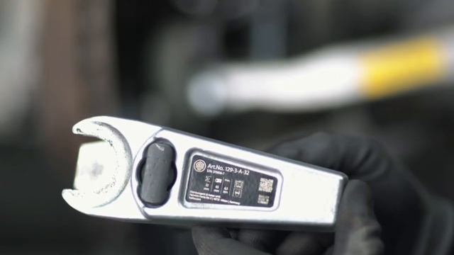 KUKKO 129-3-A-32 — Mercedes W204: Снятие шаровых опор и вдавливание поршней