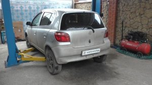 Замена левого наружного ШРУС на Toyota Vitz Тойота Витц SCP10 2001