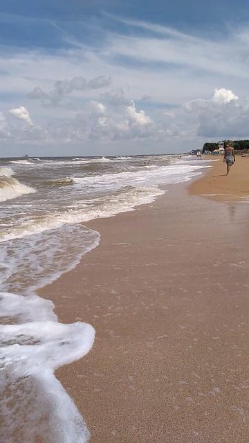 Красивые волны Азовского моря на полированном песочке в станице Голубицкая смотреть онлайн