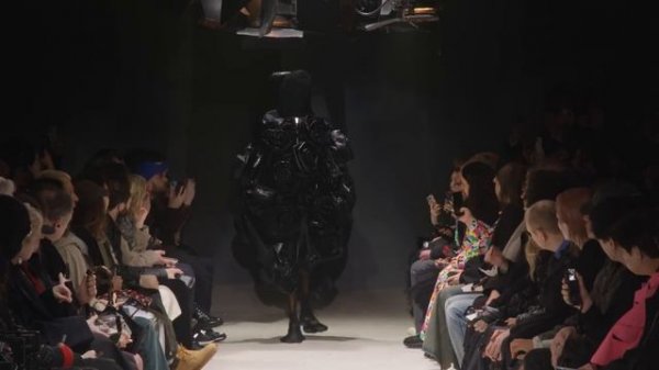 Показ женской коллекции Comme des Garçons осень-зима 2024-2025