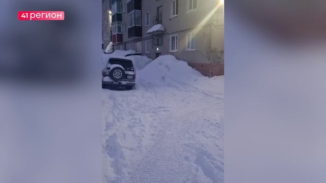 СПАСЕНИЕ УТОПАЮЩИХ В СНЕГУ – ДЕЛО РУК САМИХ УТОПАЮЩИХ: ЖИТЕЛИ СТОЛИЦЫ КАМЧАТКИ САМИ УБИРАЮТ МУСОР смотреть онлайн