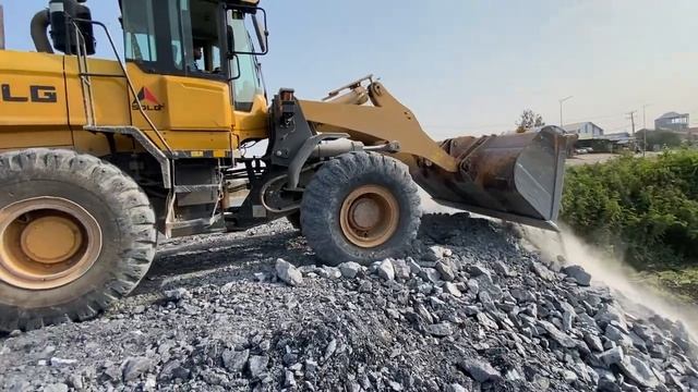 Amazing Work !!DumpTruck SHACMAN Transport Rock Filling In Mud With Wheel Loader Push Rock смотреть онлайн