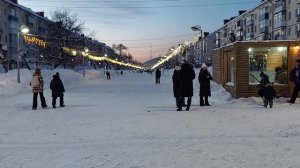 Ёлку ещё не убрали|Это опасно | Работают без страховки!!!