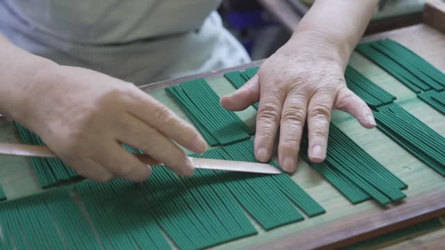 Процесс изготовления благовонных палочек. Создание ароматической пасты, смол, трав и масел. смотреть онлайн