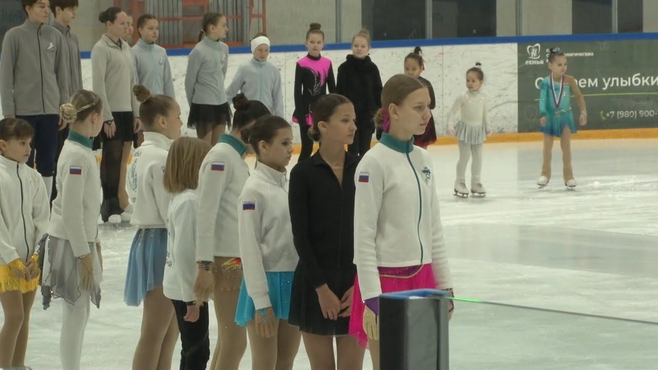 В Бийске прошел городской фестиваль и соревнования по фигурному катанию "Февральская метель" смотреть онлайн
