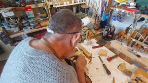 Художник Анатолий Петрович Золотухин создает деревянную игрушку коня (запись от 8 февраля 2024 года)