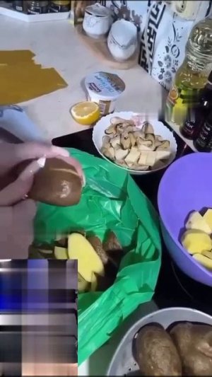 Жена чистит картошку