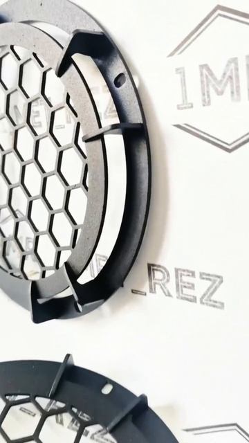 Функциональный дизайн: грили с сотами для акустики. смотреть онлайн