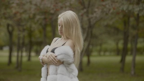 Девушки в фокусе: Dolby Vision‑энергия