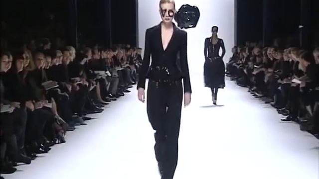 Показ женской коллекции Viktor & Rolf осень-зима 2008-2009 смотреть онлайн