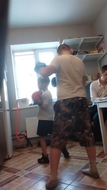 Отработка прямых ударов на месте