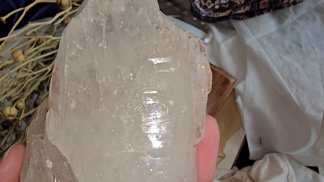 Горный хрусталь крупный кристалл на подставке