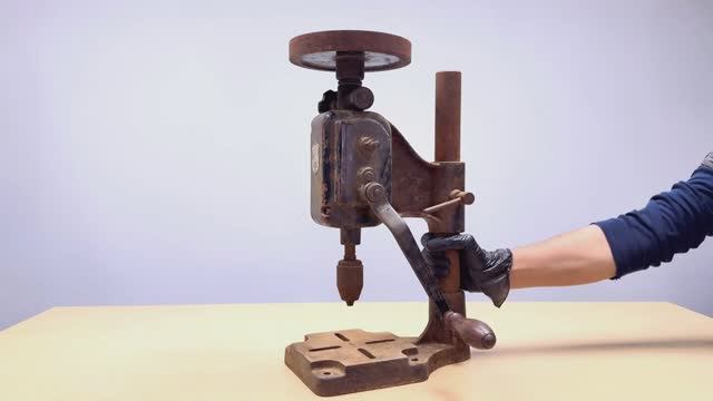 Реставрация ручного кривошипного сверлильного станка 1930-х годов смотреть онлайн