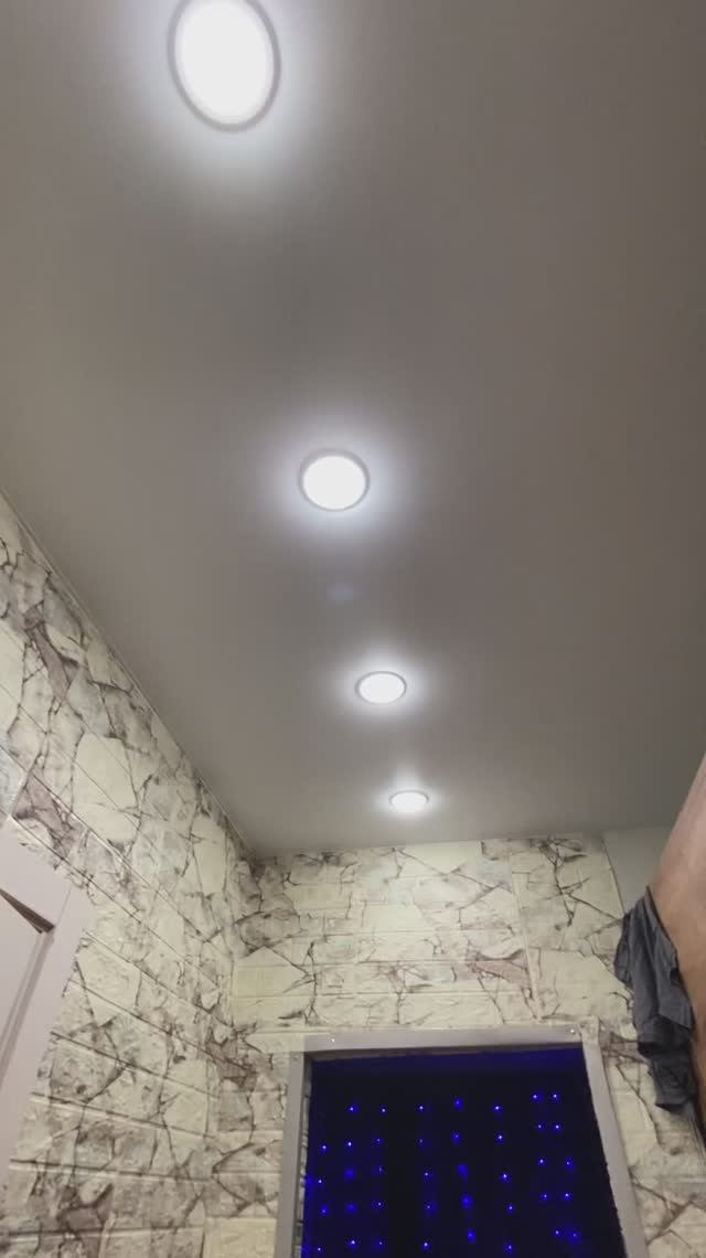 коридор со шкафом натяжной потолок