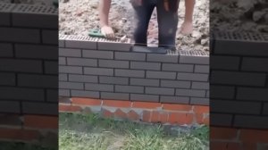 Вот так и кладем кирпич