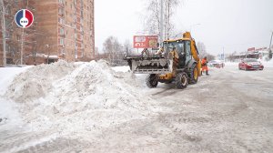 Активные снегопады в Новоуральске. Как в эти дни работает Дорожно-коммунальная служба