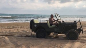 Старина WILLYS MB спасает современный BMW на пляже