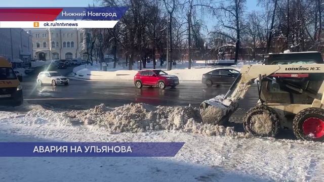 Поток холодной воды затопил проезжую часть и обочину на улице Ульянова в Нижнем Новгороде смотреть онлайн
