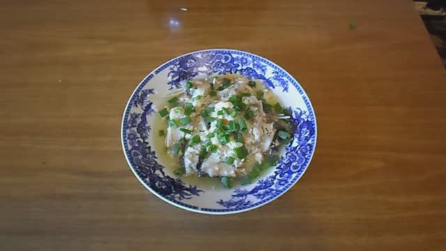 Тушим карасиков в мультиварке. Вкусно , пальчики оближешь.