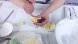 Урок по лепке розы (из сахарной мастики, но из глины по такому же принципу)