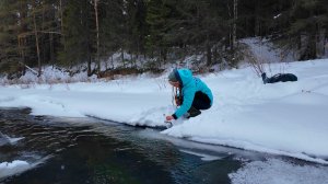 ОДИНОЧНЫЙ ЗИМНИЙ ПОХОД. НОЧУЮ В ИЗБЕ ОХОТНИКА