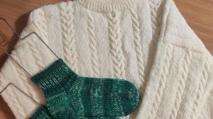 Свитер и пара носочков готовы! Ещё и пирожков нажарила.