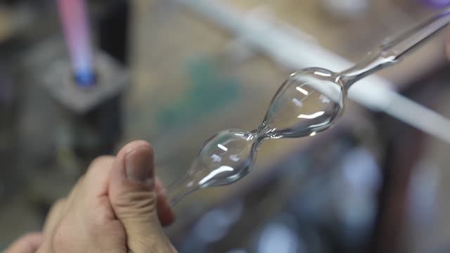 Процесс изготовления песочных часов. Песочные часы изготавливаются группой мастеров-стеклодувов. смотреть онлайн