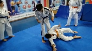 Бросок через бедро в детской группе КЭМПО