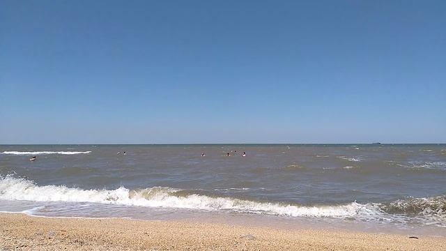 Сидим на песочке, собираем ракушки на берегу Азовского моря в станице Голубицкая смотреть онлайн