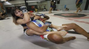 Женщина победила мужчину в поединке.