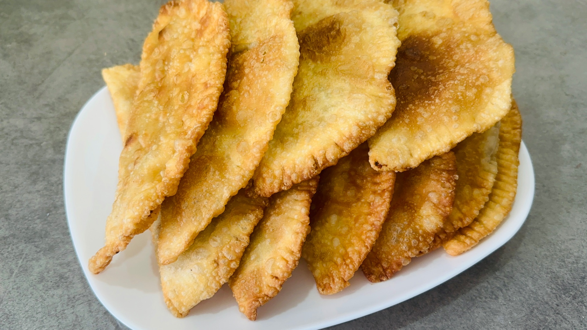 Чебуреки с пузырьками на сковороде / Готовлю хрустящие чебуреки + рецепт теста для чебуреков смотреть онлайн