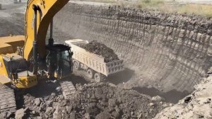 Экскаватор Caterpillar 395 загружает самосвалы за два захода - Горные работы в Сотириадисе