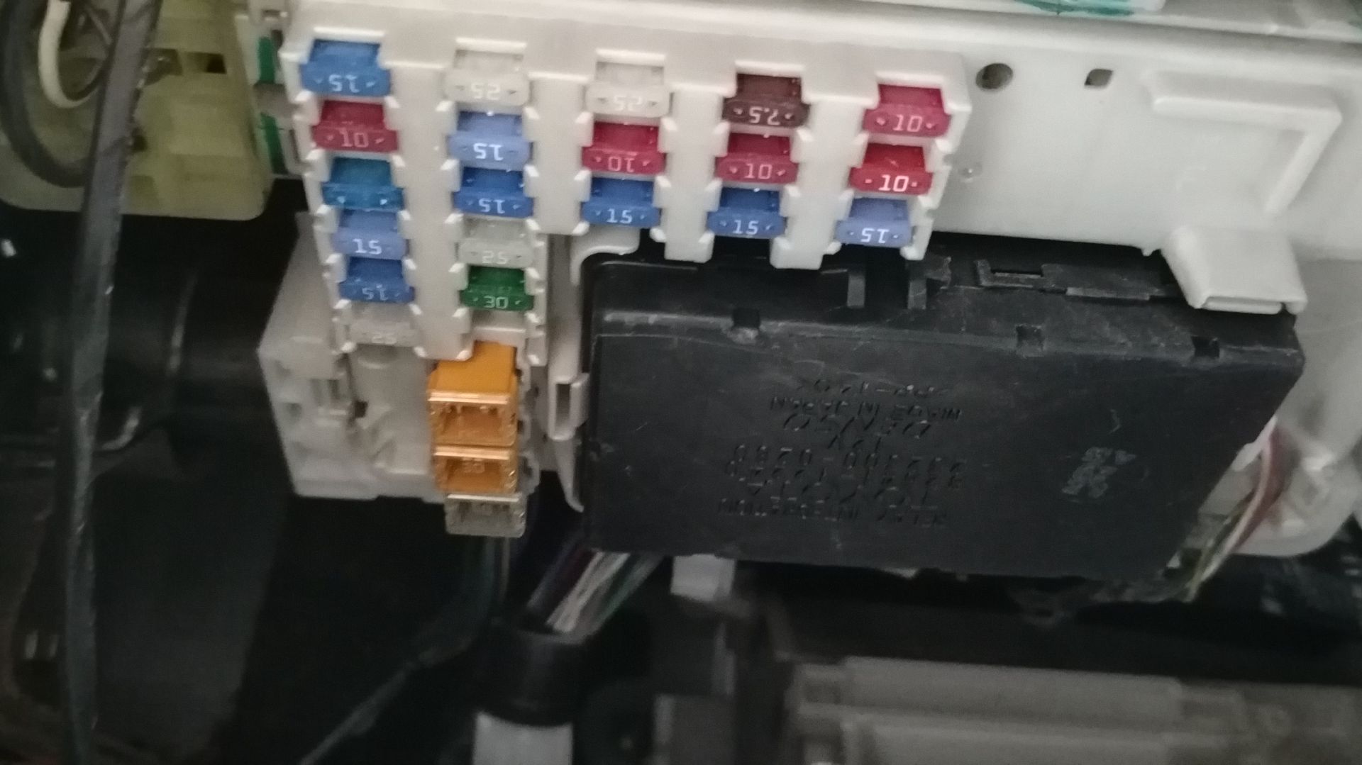 Где в салоне находится, блок предохранителей и реле Toyota Fielder (правый руль) смотреть онлайн