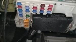 Где в салоне находится, блок предохранителей и реле Toyota Fielder (правый руль)
