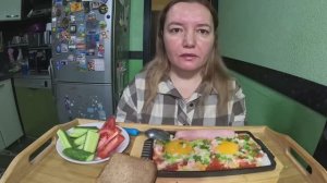 Яичница с помидорами, сосиска из индейки. Завтрак #еда#вкусная домашняя еда