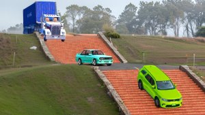 Машинки летают и прыгают! Развивающие мультики Машины помощники. Мультфильмы про машинки