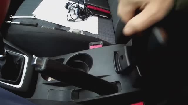 Подтягиваем трос ручника КИА СИД смотреть онлайн