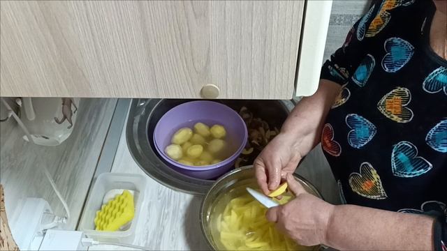 4.02.26. Готовлю жареный картофель с грибами и мясом и делюсь опытом как я лечила вросшие ногти. смотреть онлайн